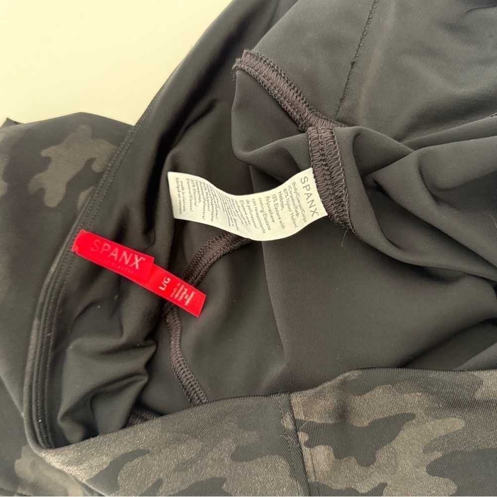 SPANX Faux Leather Camo Leggings Matte Black Camo Size Large - Picture 10 of 14